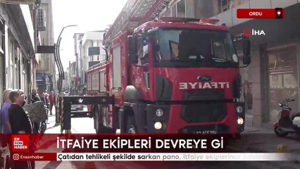 Ordu'da çatıdan tehlikeli şekilde sarkan pano itfaiye ekiplerinin devreye girmesiyle kaldırıldı