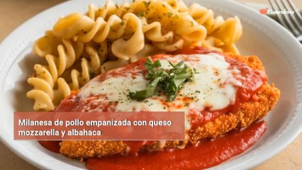 Milanesa de pollo empanizada con queso mozzarella y albahaca