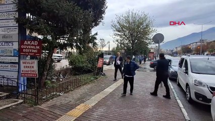 Yer: Bursa... Tepki görünce geri dönüp yere attığı çöpleri topladı