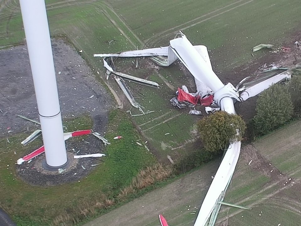 Windrad reißt ab und kracht auf Acker