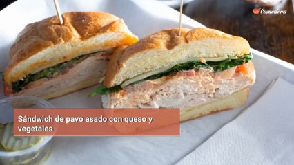 Sándwich de pavo asado con queso y vegetales