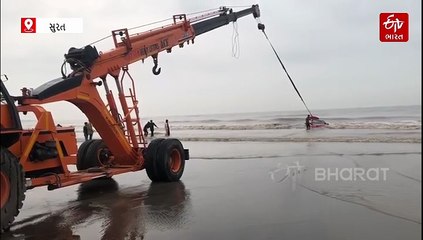 સુરતના ડુમસ બીચ પર પ્રતિબંધ છતાં મર્સિડિઝ કાર લઈને ગયા, રેતીમાં ફસાતા ક્રેન બોલાવવી પડી