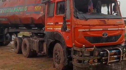 सरसों के तेल से भरा टैंकर पलटा