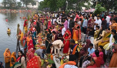 लोक आस्था के महा पर्व छठ पर भक्ति और उत्सव की छटा घाटों पर बिखरी