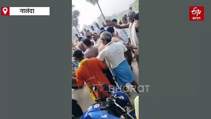 चुनाव से पहले आपस में भिड़ गए NDA और महागठबंधन के समर्थक, पुलिस के सामने ही चले लात घूंसे