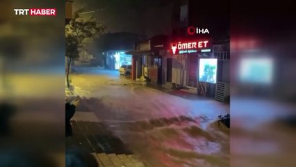 Bergama sele teslim oldu: Sokaklar göle döndü, evler sular altında