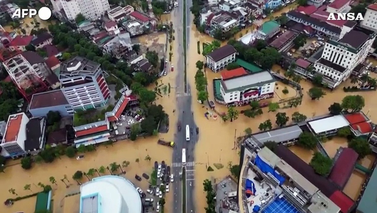 Vietnam, piogge record: allagata l'ex capitale...