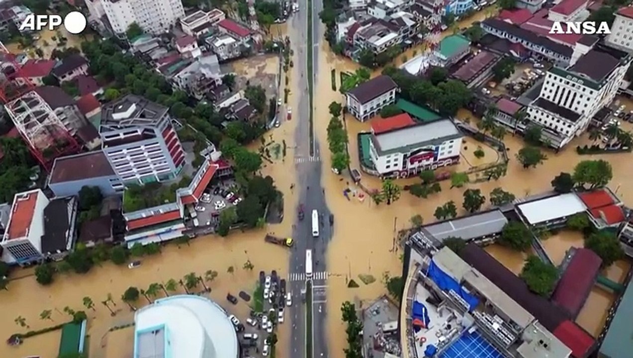 Vietnam, piogge record: allagata l'ex capitale imperiale di Hue