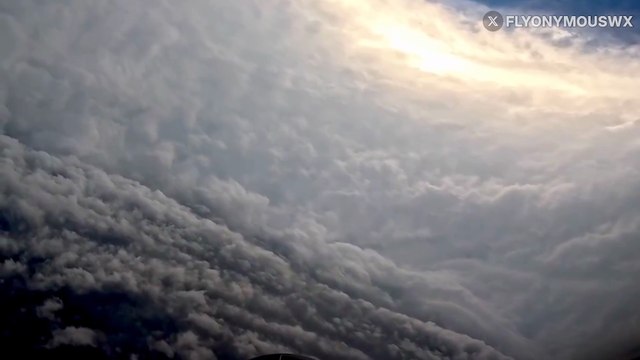 Cazadores de tormentas vuelan dentro del ojo del huracán Melissa.
