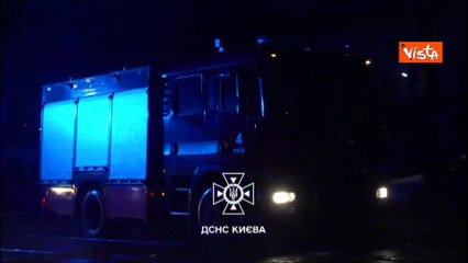 Guerra Ucraina, droni e missili balistici su Kiev. Le immagini dei soccorsi
