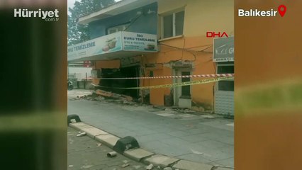 Sındırgı'da hasarlı binanın çökme anı kamerada