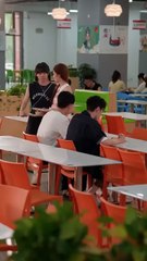 After running away from her marriage, she actively flirted with Liang Jingsen, a top student in the finance department, but at the height of her feelings, she turned away. When they met again, their positions were reversed, and he became the one who had t