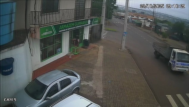 Câmeras de segurança registram momento de acidente na Rua Poente Sol