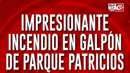 Impresionante incendio en un galpón de Parque Patricios: hay decenas de evacuados