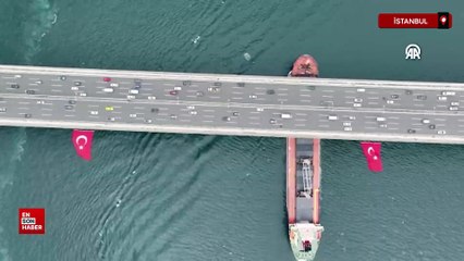 İstanbul Boğazı'ndaki köprülere Türk bayrakları asıldı