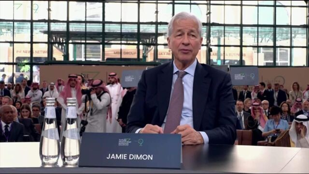 Dimon: Junior Bankers Learn More in the Office Than WFH