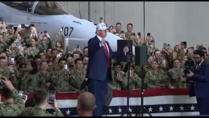 Giappone, Trump balla Y.M.C.A. dopo il discorso ai marinai Usa