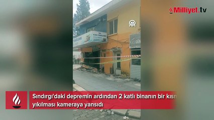 Sındırgı'daki depremin ardından 2 katlı binanın bir kısmı yıkıldı