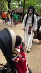 Khi bạn chỉ muốn cosplay nhẹ nhàng nhưng lại khiến em bé muốn gọi công an 👮‍♂️ 😭 Một chị gái hóa trang thành hồn ma Hàn Quốc: hanbok trắng, tóc dài, mặt trắng như giấy A4. Tiến lại gần em bé mặc hanbok đỏ…