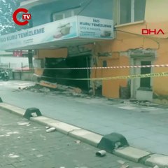 Balıkesir Sındırgı'da dün meydana gelen 6.1'lik deprem sonrası hasar alan bir bina çöktü