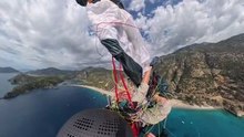 Skydiver Gets Tangled in Paracord During Dive but Lands Safely