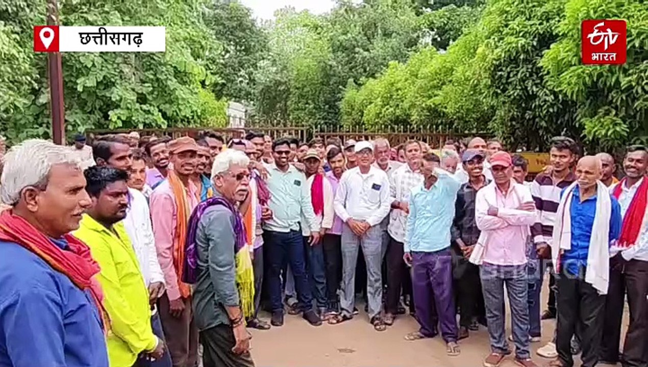 धमतरी में ग्रामीणों ने घेरा कलेक्ट्रेट, आश्रित ग्राम खट्टी को स्वतंत्र पंचायत बनाने की मांग