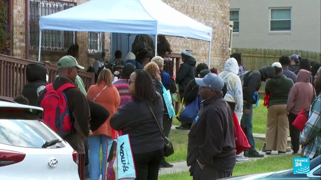 Los efectos del 'shutdown': trabajadores federales se ven obligados a asistir a bancos de comida