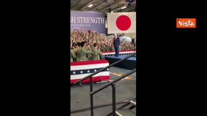 Trump balla tra i militari Usa in Giappone alla base navale "George Washington" di Yokosuka