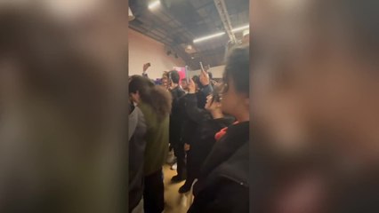 La premio Nobel Shirin Ebadi canta l'inno con gli studenti iraniani a Torino