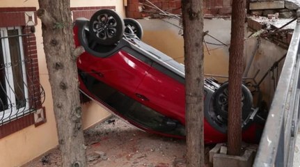 Frenle gazı karıştırdı: Otomobil apartmanın bahçesine uçtu