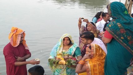 Video: गड़ीसर पर उमड़ी आस्था, उगते सूर्य को छठव्रतियों ने अघ्र्य अर्पित किया