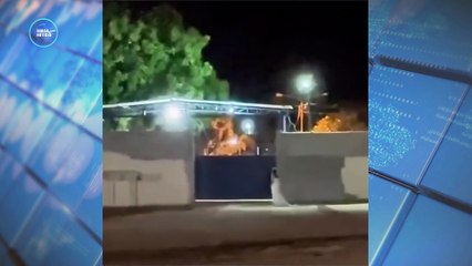 Vestida de noiva, mulher é flagrada caminhando em frente a cemitério