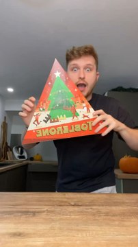 Calendrier de l’avent Toblerone 😍🎉À l’intérieur, tu peux goûter plein de variétés différentes : le classique, le chocolat noir, le chocolat blanc ou encore celui à l’amande 😱✨Bon… il n’en restera sûrement pas pour le Père Noël 😂