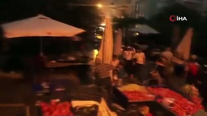 Fırtına pazar yerindeki güneşlikleri devirdi, tezgahları savurdu