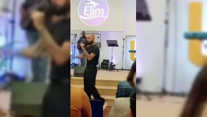 Daniel Alves pregando em igreja na Espanha