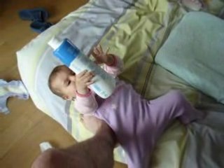 Chloé fait la folle sur (et au pied) le lit