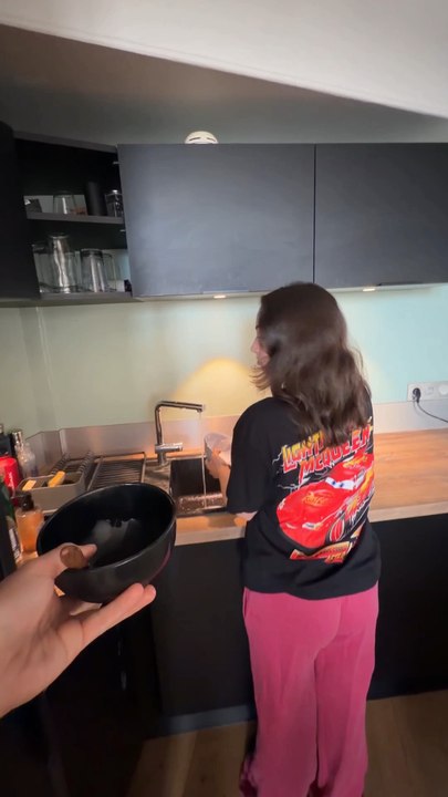 attendez la chute dans la cuisine 😭