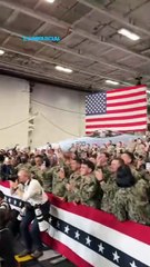 Trump visita portaaviones en Japón: Baila "YMCA" con marineros