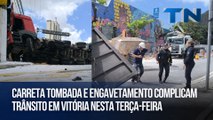 Carreta tombada e engavetamento complicam trânsito em Vitória nesta terça-feira