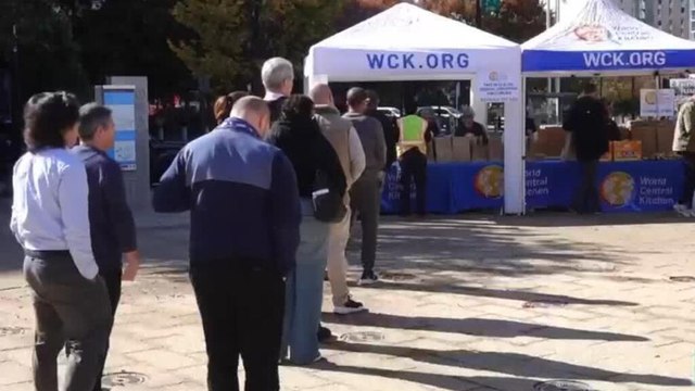 Los efectos del 'shutdown': trabajadores federales se ven obligados a asistir a bancos de comida