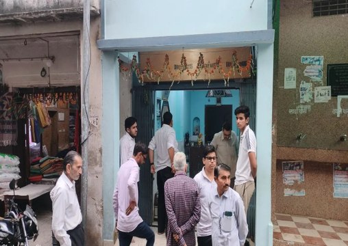 चोरों ने बाजार में आभूषण की दुकान व रेडीमेड कपड़े के गोदाम के ताले तोड़े, ले गए कपड़े