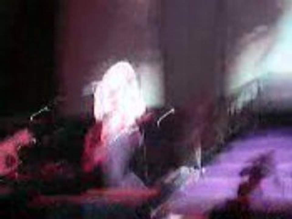 Kelly Clarkson - Behind These Hazel Eyes (Wolves 20.03.08)