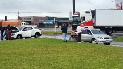 Colisão entre dois veículos é registrada no Trevo Guarujá