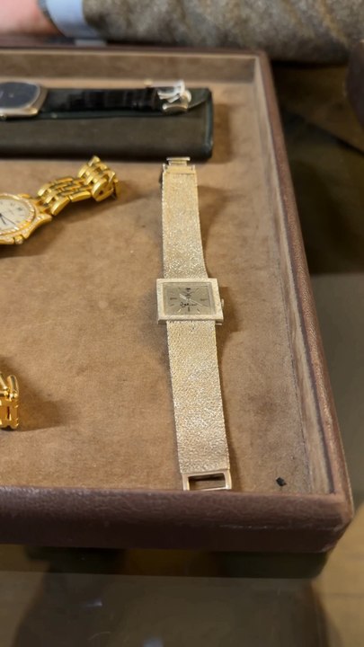 Saurais-tu nous dire d’où elle provient ? Et surtout qui a pu la fabriquer ? #horlogerie #montres #watch #encheres