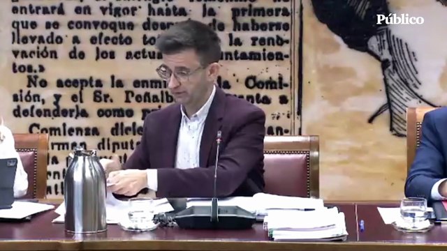 El presidente de RTVE muestra una noticia de 'Público' en el Senado