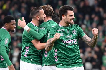 Ligue 2 : Saint-Étienne humilie Pau dans le choc du haut de tableau !