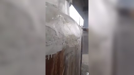 Brota agua de una columna del Metro Los Alcarrizos