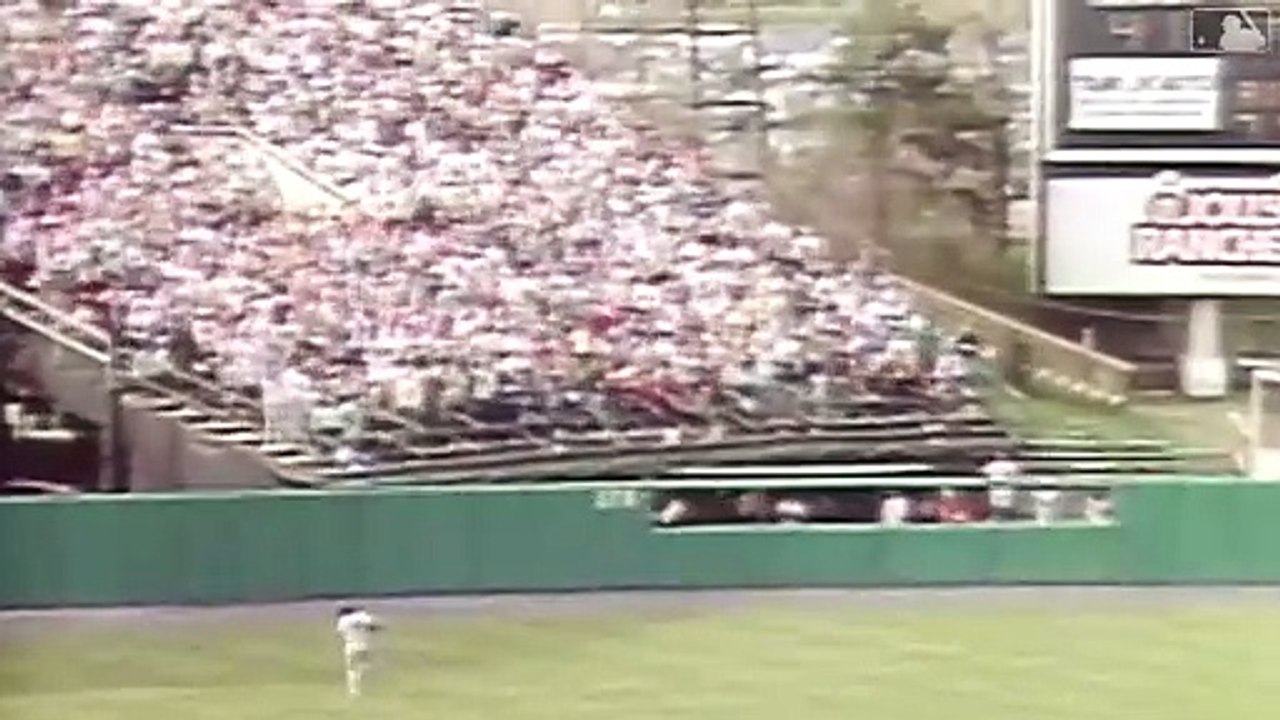Cal Ripken Jr. (BAL) cranks a three-run home run vs Roger Clemens (4/3/89)