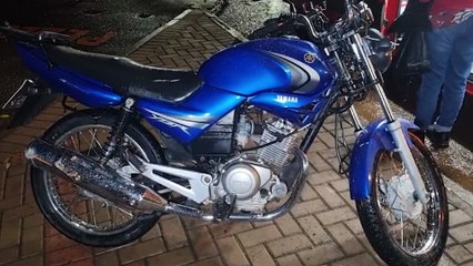 Motociclista cai ao passar por lombada em frente ao zoológico e vai parar no hospital