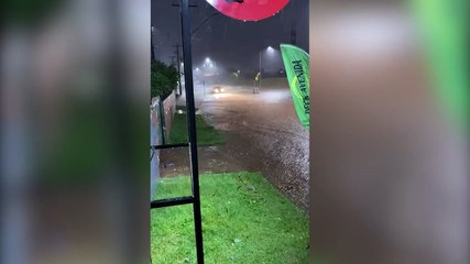 Moradores reclamam de alagamentos em diferentes pontos de Cascavel.